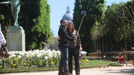  (Touristes au jardin du Luxembourg, ce vendredi. Mêmes les souvenirs ont un prix. © MaxPPP)