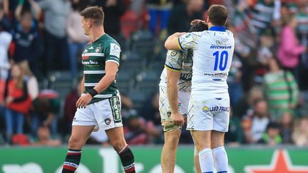 De dos avec&nbsp;le numéro 10, le Clermontois Camille Lopez après la défaite de son équipe contre Leicester, le 16 avril 2022. (LINDSEY PARNABY / AFP)