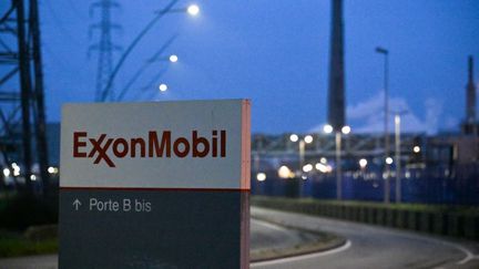 Cette photographie montre une vue de la raffinerie ExxonMobil à Notre-Dame-de-Gravenchon, dans le nord-ouest de la France, le 11 mars 2024. Un incendie est en cours à la raffinerie ExxonMobil à Notre-Dame-de-Gravenchon, dans le nord-ouest de la France, le 11 mars 2024. (LOU BENOIST / AFP)