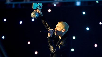 Eminem brandit son trophée aux MTV European Music Awards 10 nov 2013.
 (Sven Hoogerhuis / ANP / AFP)