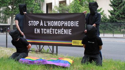 Des militants d'Amnesty International devant l'embassade de Russie, à Paris, le 2 juin 2017. (AFP)