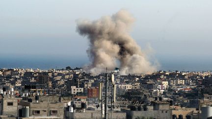 De la fum&eacute;e s'&eacute;chappe de Rafah, dans le sud de la bande de Gaza, apr&egrave;s un raid isra&eacute;lien, lanc&eacute; le 12 juillet 2014. (SAID KHATIB / AFP)