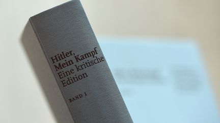 Texte fondateur du nazisme, "Mein Kampf" ("Mon Combat" en français), qui évoque le projet d'extermination des Juifs, est le seul ouvrage rédigé par le Führer. (CHRISTOF STACHE / AFP)