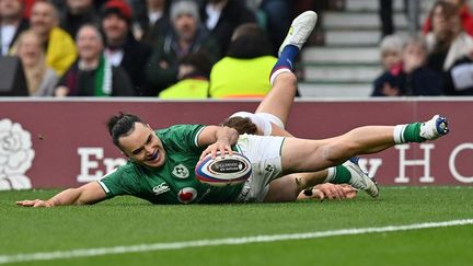 En supériorité numérique, les Irlandais trouvent déjà la solution avec une longue course sur les extérieurs de James Lowe. Premier essai non transformé par Sexton, on reste donc à 8-0 pour le XV du Trèfle !