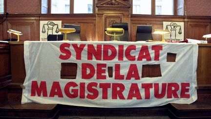 Une banderole du Syndicat de la magistrature (JACQUES DEMARTHON / AFP)