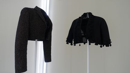 Exposition "Alaïa et Balenciaga. Sculpteurs de la forme" : à gauche boléro en veau velours avec broderie "caviar" de perles et fil métallique Alaïa couture hiver 1996. A droite boléro en soie noire, à décor de passementerie et pompoms Balenciaga haute couture 1940. (CORINNE JEAMMET)