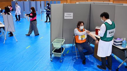 Un entrainement à la vaccination au Japon, le 12 février 2021. (SHINTARO NAKANE / YOMIURI / AFP)