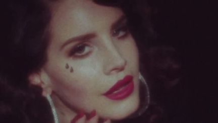 Lana Del Rey dans le clip "Young &amp; Beautiful", qui figure sur la BO du film "Gatsby Le Magnifique".
 (Saisie écran)