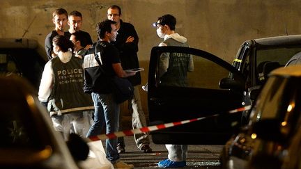 Des policiers sur la sc&egrave;ne d'un meurtre commis le 20 juin 2013, &agrave; Marseille (Bouches-du-Rh&ocirc;ne). (BORIS HORVAT / AFP)