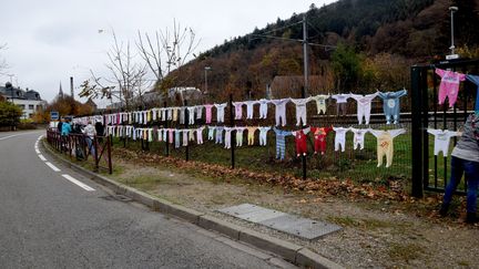 Prés de 400 pyjamas de nourrissons sont accrochés le long d'une route pour protester contre la fermeture de la maternité&nbsp;Thann, le 16 novembre 2018. (MAXPPP)