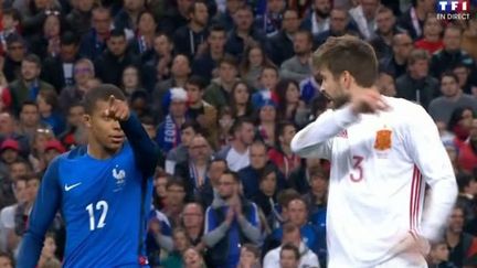 Mbappé et Piqué qui échangent leur maillot pendant France - Espagne