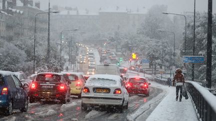 Coupures d'électricité et restrictions de circulation, les fortes chutes de neige ont impacté la ville de Valence (Drôme), jeudi 14 novembre. (FABRICE ANTERION / MAXPPP)