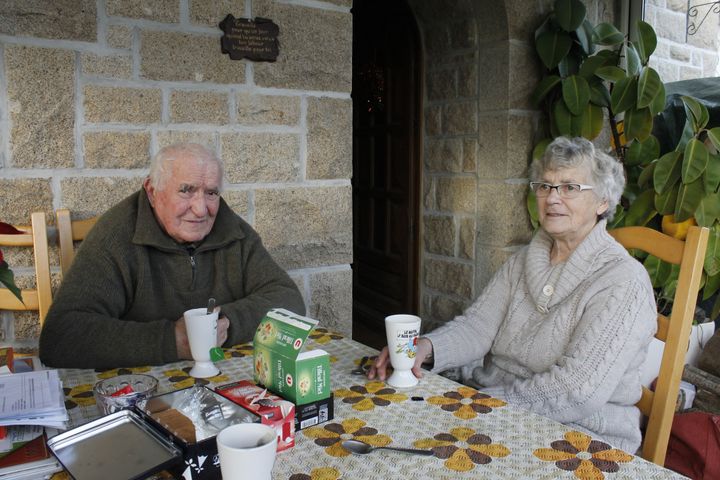 Eugène et Marie-Françoise L'Hévéder dans la véranda de leur maison à Minihy-Tréguier dans les Côtes-d'Armor, le 26 décembre 2018.&nbsp; (LOUISE HEMMERLE / FRANCEINFO)