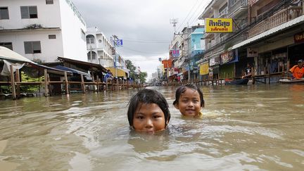 55 personnes périssent. Les inondations dans le nord du pays sont les plus graves de son histoire.
 
Le montant des dégâts s’élève à 43 milliards de dollars, et en fait l’une des catastrophes naturelles les plus coûteuses au monde. (REUTERS / Sukree Sukplang)