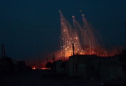 L'aviation américaine tire des munitions au phosphore blanc sur la ville de Raqqa (Syrie), le 9 juin 2017. (GUILLAUME BRIQUET / CITIZENSIDE)