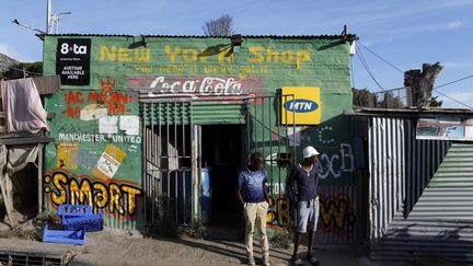 Un "shebeen", bar informel dans un township du Cap, en Afrique du Sud. (MIKE HUTCHINGS / REUTERS)