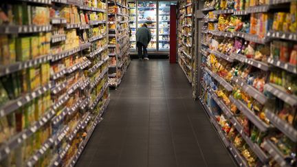 Un femme dans un supermarché, à Paris, en 2014. (JOEL SAGET / AFP)