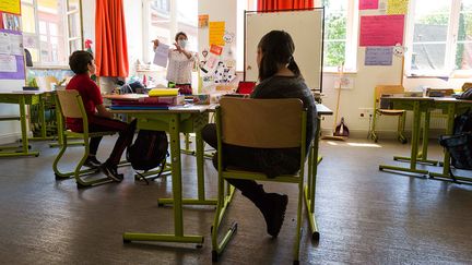 Une institutrice donne cours à Mulhouse (Haut-Rhin), le 18 mai 2020. (SEBASTIEN BOZON / AFP)