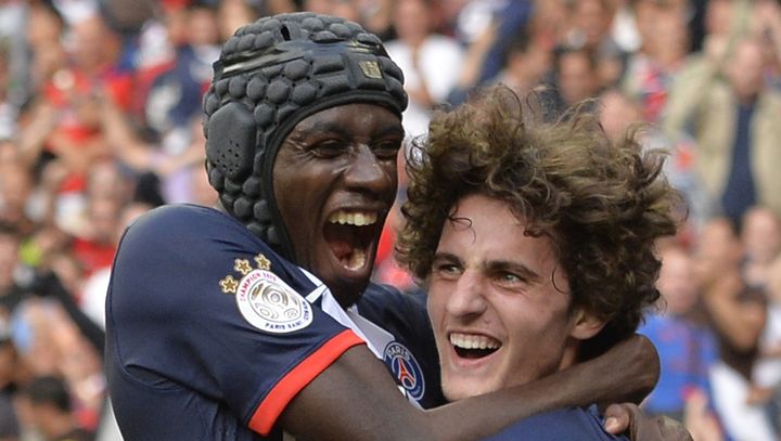 Les joueurs du PSG Adrien Rabiot (&agrave; droite) et Blaise Matuidi (&agrave; gauche) se congratulent apr&egrave;s la victoire contre Guingamp, le 31 ao&ucirc;t 2013.&nbsp; (MIGUEL MEDINA / AFP)