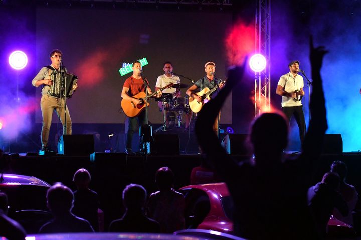 Fête de la musique le 21 juin 2020 à Tarbes dans les Hautes Pyrénées durant le premier déconfinement, un drive in concert en voitures, boulevard des airs.&nbsp; (LAURENT DARD / MAXPPP)