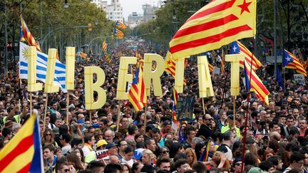 Une gigantesque manifestation a réuni 525 000 personnes, vendredi 18 octobre, à Barcelone, selon la police municipale. (ALBERT GEA / REUTERS)