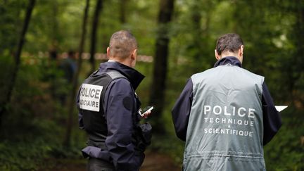 Deux policiers, à Paris, le 18 juin 2012. (Photo d'illustration) (KENZO TRIBOUILLARD / AFP)