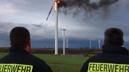 Des pompiers observent une &eacute;olienne en feu pr&egrave;s de Magdebourg (Allemagne), le 27 octobre 2013. (MAXPPP)