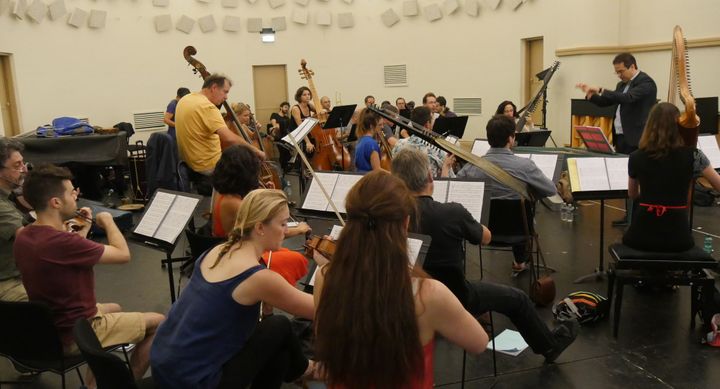 Répétitions orchestre avec l'ensemble "Cappella Mediterranea" : le "maestro al cembalo" cette fois dirige debout.
 (Lorenzo Ciavarini Azzi/Culturebox)