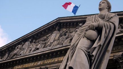 La fa&ccedil;ade de l'Assembl&eacute;e nationale &agrave; Paris avant une s&eacute;ance de questions au gouvernement. (JOEL SAGET / AFP)