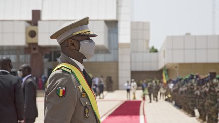 Le colonel Assimi Goïta, président par intérim du Mali, lors de son investiture, le 7 juin 2021 à Bamako. (ANNIE RISEMBERG / AFP)