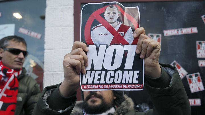 Des supporters du Rayo Vallecano hostiles à la venue de Roman Zozulya, le 5 février 2017. (MARISCAL / EFE)