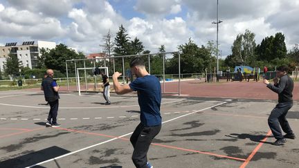 Le Boxing-Club de Vaulx-en-Velin organise depuis le 7 juin des entraînements en plein-air, mais toujours sans gants ni contacts. (JÉRÔME VAL / RADIO FRANCE)