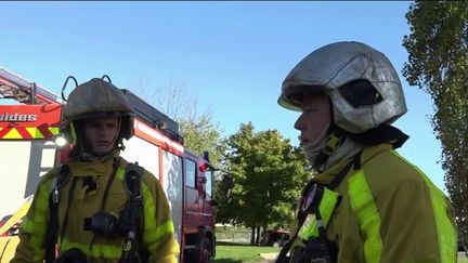 En France, les feux de l'été 2022 ont montré l'importance des pompiers volontaires. Ces hommes et ces femmes, qui ne sont pas pompiers professionnels, suivent des formations régulières. &nbsp; (FRANCE 2)