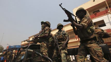 Des soldats centrafricains escortent un convoi pr&eacute;sidentiel, le 10 janvier 2013, &agrave; Bangui. (LUC GNAGO / REUTERS)