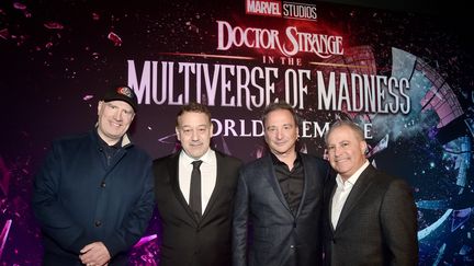 Sam Raimi (cravate noire) avec les responsables des studios Marvel et Disney, lors de la présentation de "Doctor Strange 2" à Hollywood (Etats-Unis) le 2 mai 2022 (ALBERTO E. RODRIGUEZ / GETTY IMAGES NORTH AMERICA)