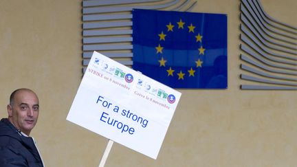 Un employ&eacute; de l'Union europ&eacute;enne rejoint ses coll&egrave;gues, le 8 novembre 2012 &agrave; Bruxelles (Belgique), lors d'une manifestation contre les possibles coupes budg&eacute;taires.&nbsp; (VIRGINIA MAYO / AP / SIPA)