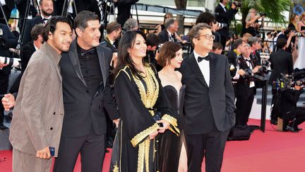 L'équipe du film "Le Bleu du caftan" lors du festival de Cannes 2022.&nbsp; (JACKY GODARD / AFP)