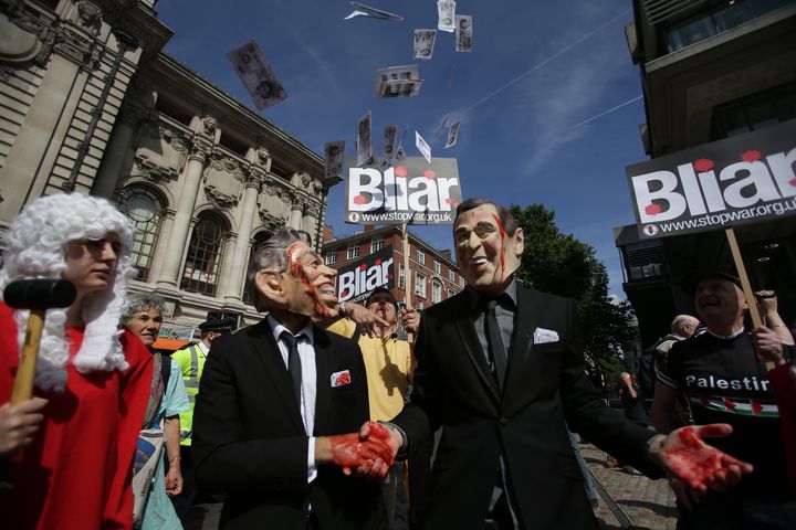 Des manifestants sont rassemblés devant le bâtiment où la commission d'enquête sur l'intervention britannique en Irak en 2003 remet les conclusions de son rapport,&nbsp;le 6 juillet 2016 à Londres. (DANIEL LEAL-OLIVAS / AFP)