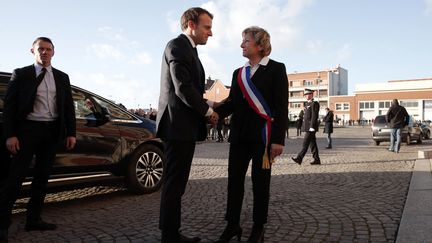 Emmanuel Macron accueilli par la maire de Calais Natacha Bouchart devant l'hôtel de ville de Calais, le 16 janvier 2018. (BENOIT TESSIER / POOL)