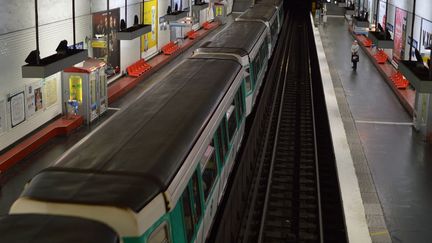 Une station de métro à Clichy (Hauts-de-Seine), quasi vide en heure de pointe en raison du confinement lié à l'épidémie de coronavirus (Covid-19), 8 avril 2020. (VICTOR VASSEUR / RADIOFRANCE)