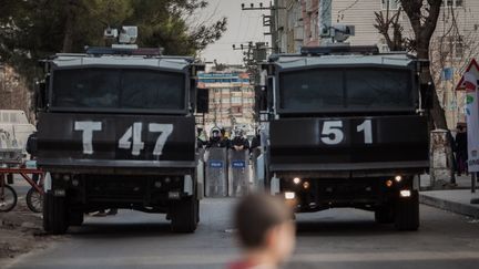 Des forces de police dans la ville turque de Diyarbakir, le 27 février 2016. (UYGAR ONDER SIMSEK / MOKU / SIPA)