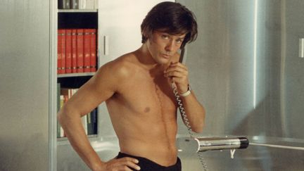 Même avec quelques rides et l'oeil cerné, sa beauté continue d'irradier. À 38 ans, ces traces de vécu lui donnent même un surplus de magnétisme : sublime mais humain, après tout. (Alain Delon dans le film "Traitement de choc" d'Alain Jessua, 1973. AJ FILMS / LIRA FILMS / MEDUSA DIS / COLLECTION CHRISTOPHEL / AFP)