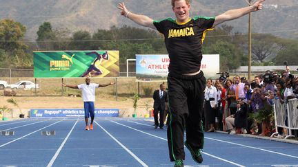 Usain Bolt est beau joueur. Le sprinter multi m&eacute;daill&eacute; olympique a laiss&eacute; le prince Harry gagner leur duel sur une piste de Kingston (Jama&iuml;que). On ne plaisante pas avec la famille royale. (CHRIS JACKSON / GETTY IMAGES)