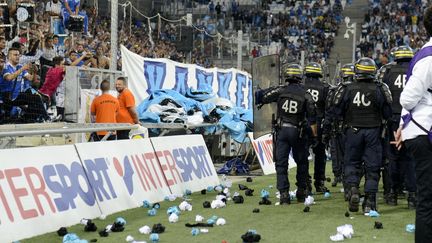 Des CRS tentent de calmer le public apr&egrave;s les d&eacute;bordements lors du match entre Marseille et Lyon au stade V&eacute;lodrome (Bouches-du-Rh&ocirc;ne), le 20 septembre 2015. (FRANCK PENNANT / AFP)