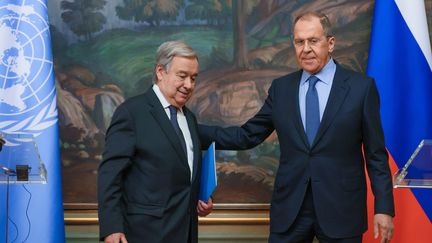 Le ministre russe des Affaires étrangères, Sergueï Lavrov (à droite), et le secrétaire général de l'ONU, Antonio Guterres (à gauche), participenrt à une conférence de presse conjointe&nbsp;à Moscou, le 26 avril 2022. (RUSSIAN FOREIGN AFFAIRS MINISTRY / MAXPPP)