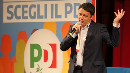 Matteo Renzi prononce un discours de campagne, le 21 février 2018, à Messine (Italie). (GABRIELE MARICCHIOLO / NURPHOTO / AFP)