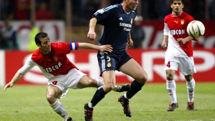 Ludovic Giuly au contact avec Zinédine Zidane, lors du quart de finale de Ligue des Champions entre Monaco et le Real Madrid en 2004 (GERARD JULIEN / AFP)