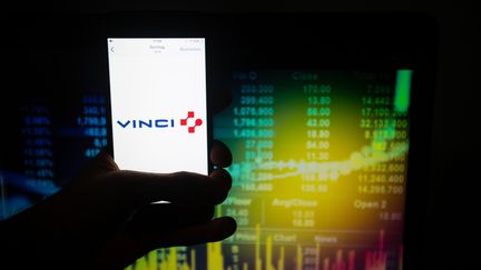 Le logo de Vinci sur un téléphone portable, le 28 août 2018. (ALEXANDER POHL / NURPHOTO/AFP)