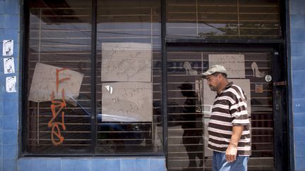 &nbsp; (Devant la vitrine d'un magasin en faillite à Arecibo. L'île de Porto Rico risque la banqueroute © Alvin Baez/Reuters)