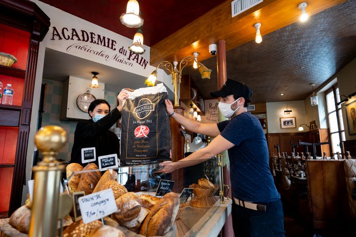 Avec La Miche, 30% du malt traditionnellement contenu dans la bière par du pain invendu est récupéré dans des boulangeries de la capitale. (YACINE SADIK )